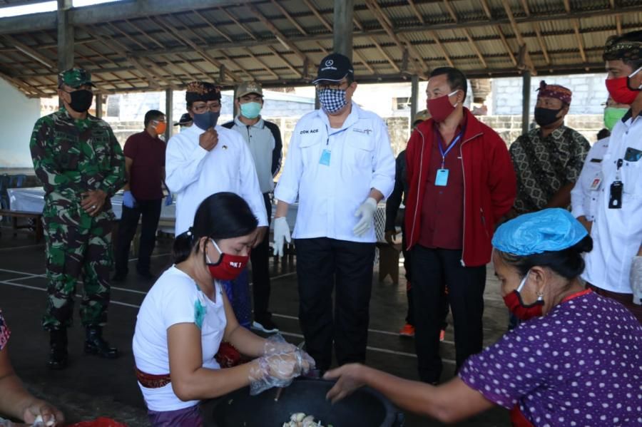 podiumnews.com-Masa Isolasi, Cok Ace Terharu Tengok Warga Padang Kerta Saling Bantu