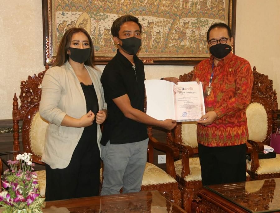 podiumnews.com-Wagub Cok Ace Menerima Penyaluran Bantuan untuk Pekerja Pariwisata