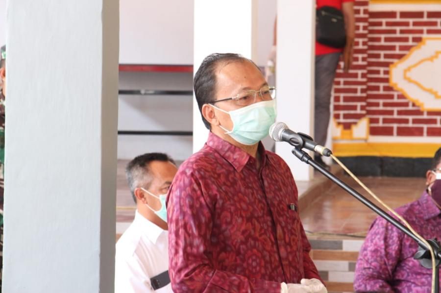 podiumnews.com-Jalani Karantina, Gubernur Koster Serahkan Bantuan untuk Warga Bondalem