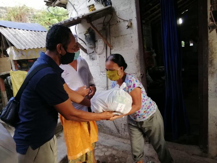 podiumnews.com-Prapen Wesiaji Bagi Sembako Bantu Warga Terdampak Pandemi