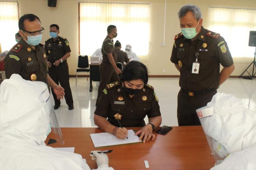 podiumnews.com-Seluruh Pegawai Kejati Bali Jalani Rapid Test