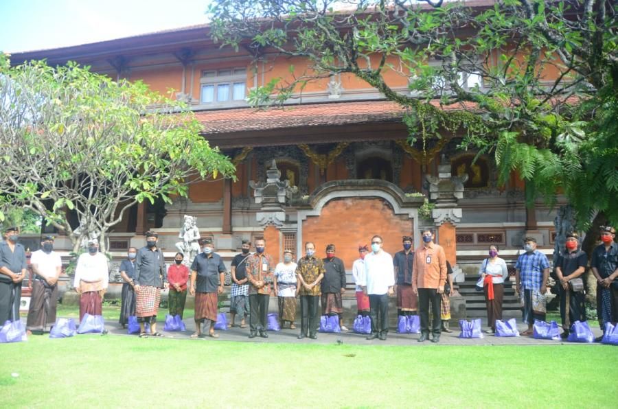 podiumnews.com-Warga Denpasar Terdampak Terima Saluran Sembako dari Gubernur