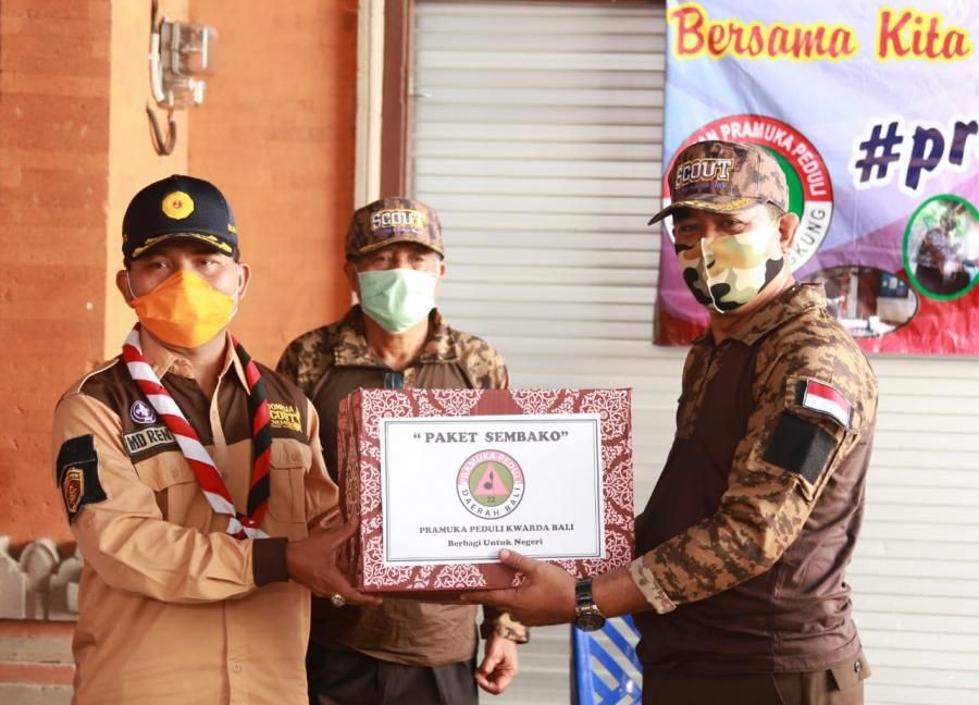 podiumnews.com-Pramuka Kwarda Bali Salurkan Bantuan 30 Paket Sembako