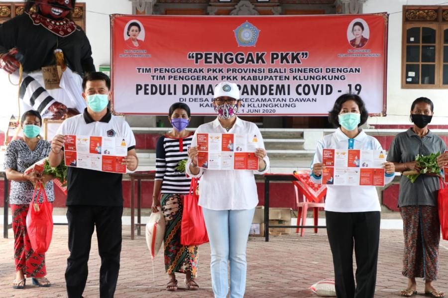 podiumnews.com-Gelar Kegiatan Sosial Mandiri, PKK Provinsi Bali Bagikan Sembako untuk Lansia