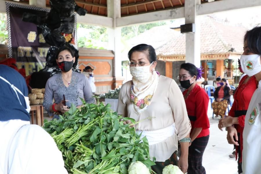 podiumnews.com-Ny. Putri Koster Sumbang Beras di Desa Kendran