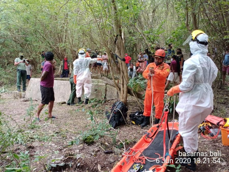 podiumnews.com-Dikejar Anjing, Bule Inggris Jatuh Terperosok ke Kubangan  4 Mater