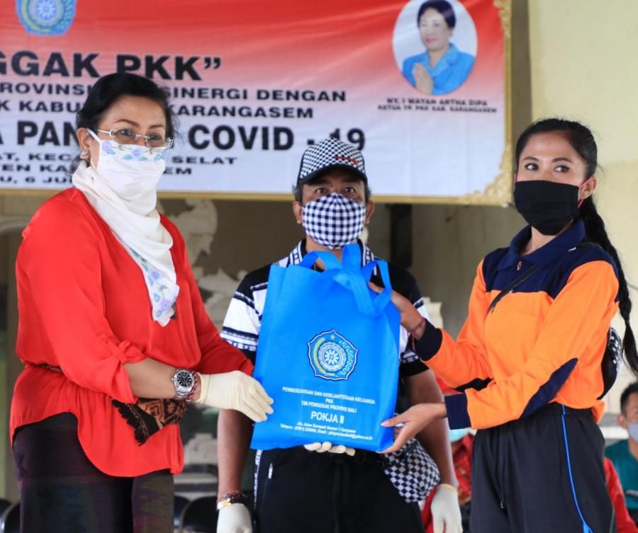 podiumnews.com-Lewat Penggak PKK, Ny. Putri Koster Bantu dan Edukasi Masyarakat Pencegahan Covid-19