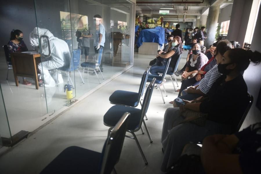 podiumnews.com-Pasutri Pedagang Ayam Positif Corona, Pedagang Pasar Badung Lakukan Tes Swab 