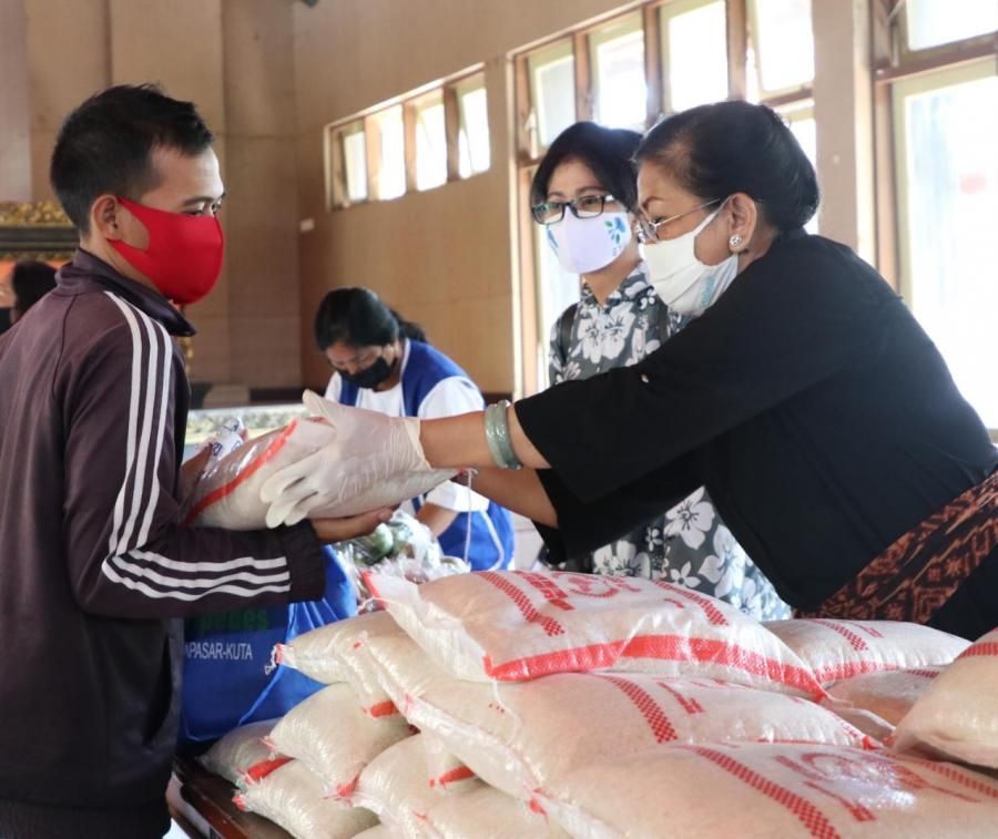 podiumnews.com-Ny. Putri Koster Sapa dan Bantu Warga Buleleng Lewat Warung Kaget