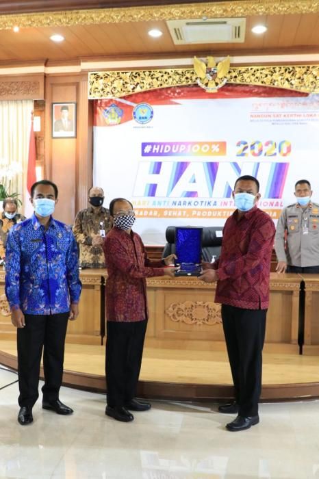 podiumnews.com-Gubernur Koster Wakil BNN RI Serahkan Penghargaan Kepada Desa Pemogan