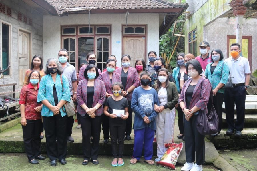 podiumnews.com-DWP Provinsi Bali Bantu Dua Anak Yatim di Dusun Sukaluwih