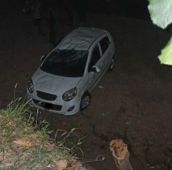 podiumnews.com-Sopir Oleng, Sebuah Mobil Terperosok di Denpasar