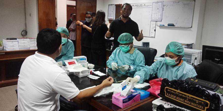 podiumnews.com-Sering Turun ke Masyarakat, DPRD Bali Lakukan Rapid Test