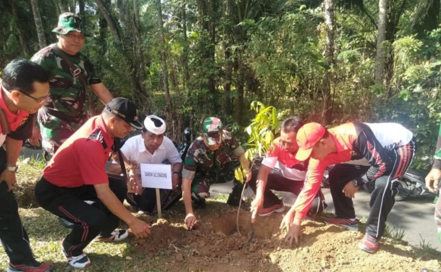 Hijaukan Kembali, Kodim Badung Tanam Ribuan Pohon