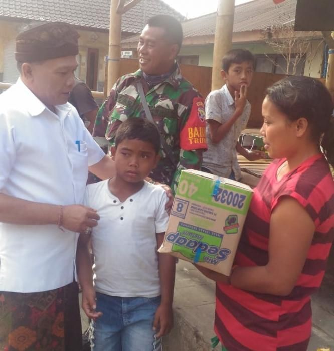 podiumnews.com-Dinsos Santuni Siswa SD yang Naik Sampan ke Sekolah