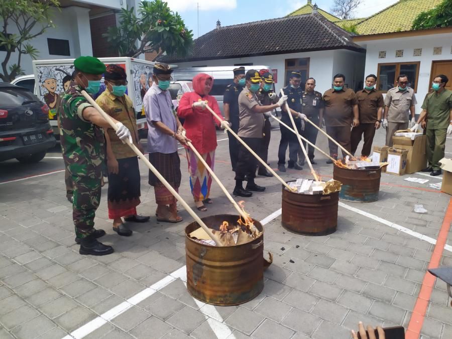 Kejari Denpasar Musnahkan Barang Bukti Senilai Rp. 16 M