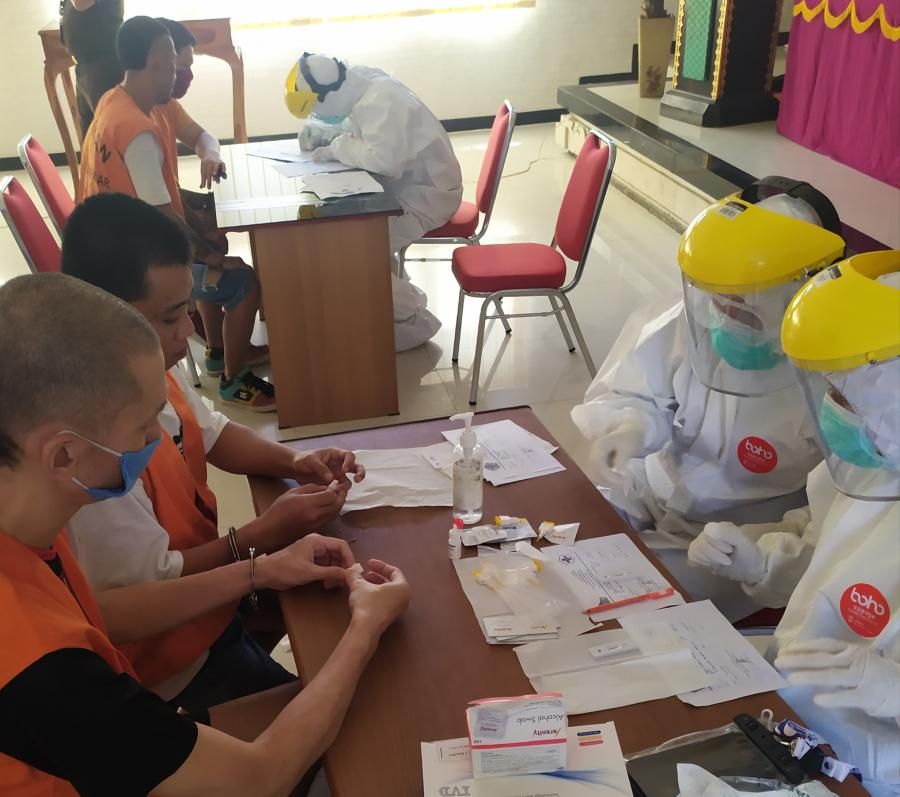 podiumnews.com-Kejari Denpasar Kembali Rapid Tes Napi Sebelum Dilayar ke Bangli