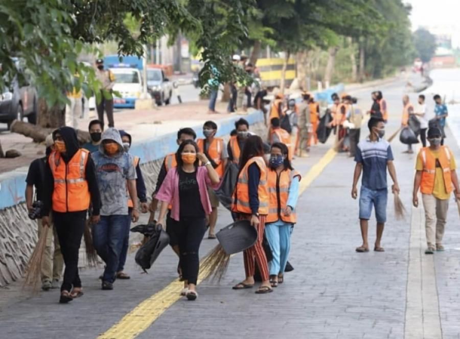 podiumnews.com-Ratusan Pelanggar PSBB Dikenakan Sanksi Bersihkan Trotoar