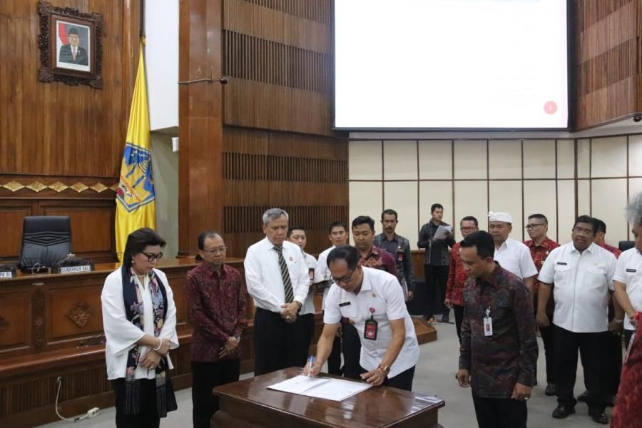 Wabup Suiasa Tandatangani MoU Optimalisasi Pendapatan
