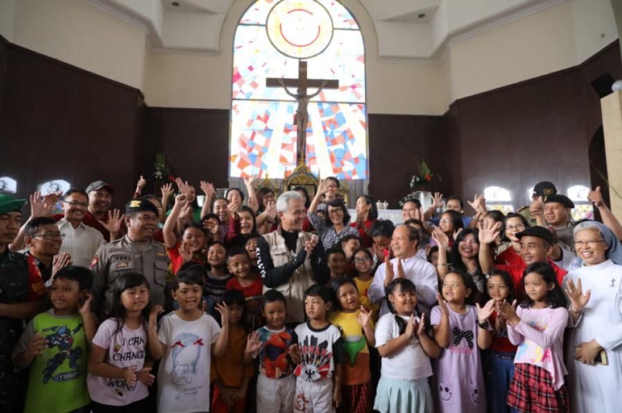 Menengok Tradisi Umat Muslim Semarang Bantu Persiapan Natal