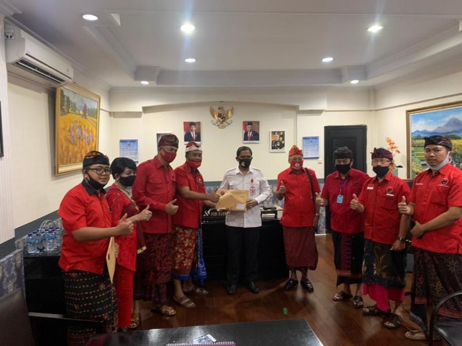 podiumnews.com-PDIP Bali Laporkan Aksi Pembakaran Bendera ke Polda Bali