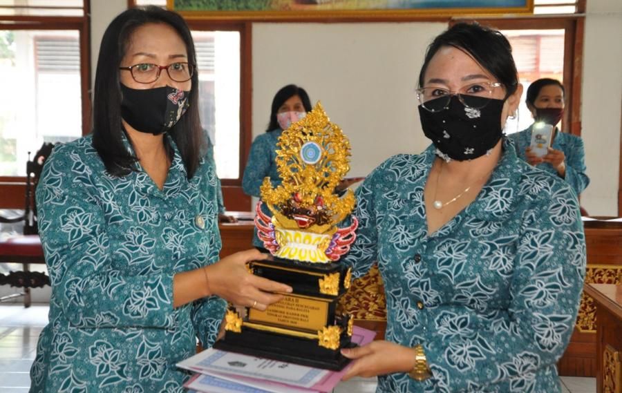 podiumnews.com-Ny. Santi Susila Serahkan Hadiah Lomba Jambore PKK