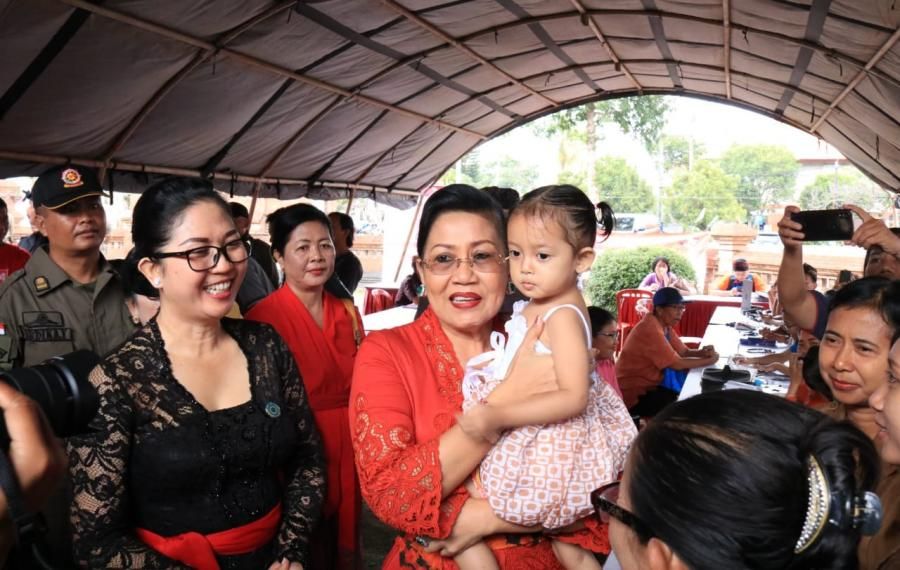 podiumnews.com-Ny Putri Koster Memotivasi Keluarga Bali Miliki 4 Anak