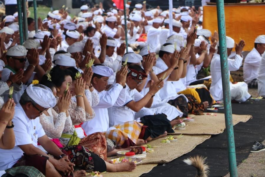 podiumnews.com-Badung Gelar Upacara Pemahayu Jagat dan Mapekelem di Pantai Seseh 