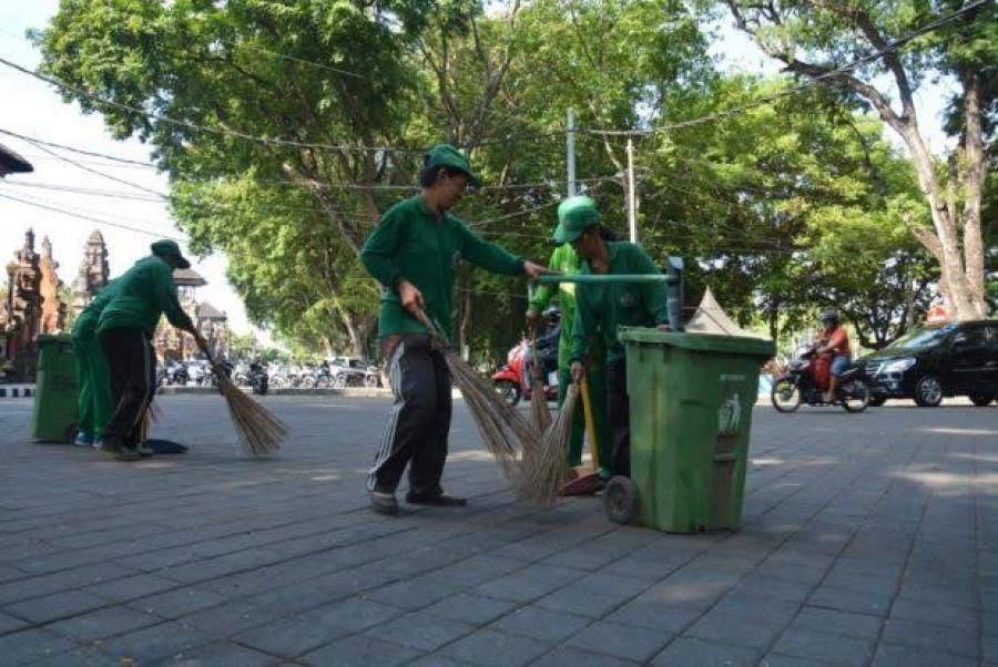Ratusan Petugas Kebersihan Denpasar Dikerahkan untuk Malam Pergantian Tahun