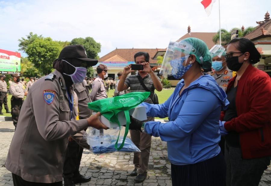 podiumnews.com-Bupati Eka Bagikan APD Produksi UMKM Tabanan untuk Babinkamtibmas 