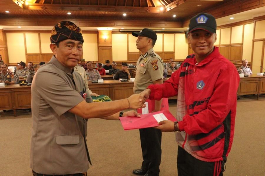 podiumnews.com-Penutupan Binlat Metal dan Kesemaptaan Pemuda Calon Anggota Polri di Badung