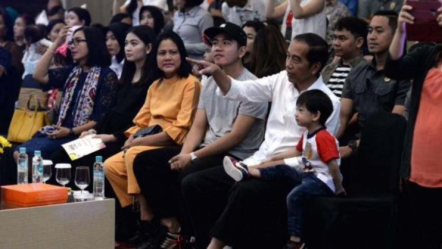 Jokowi Saksikan Jan Ethes Tampil di Pentas Musik