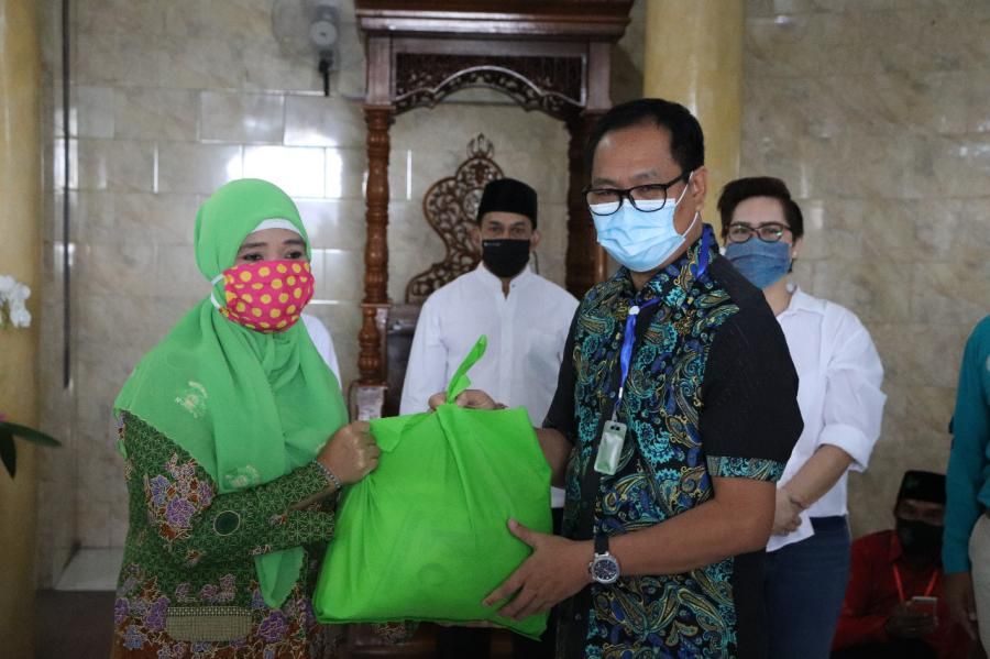 podiumnews.com-Suiasa Serahkan Bantuan Sembako Kepada Muslim NU di Kuta Utara