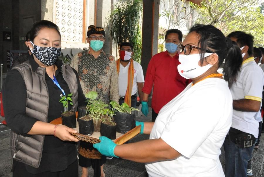 podiumnews.com-Bupati Tabanan Bantu 200 Warga NTT Flobamora 