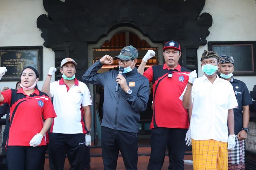 podiumnews.com-Terus Bergerak, Wabup Badung Pimpin Penyemprotan Disinfektan
