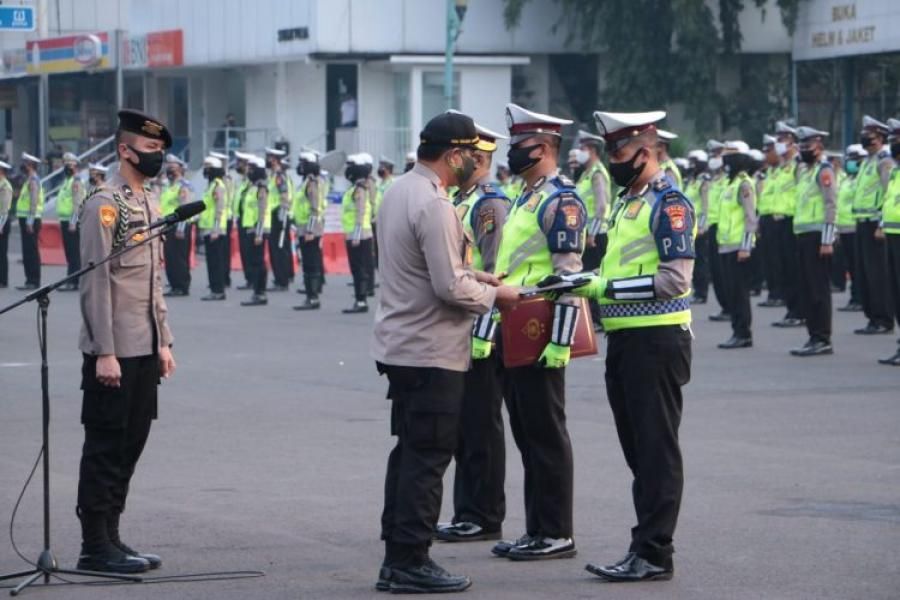 podiumnews.com-Tiga Personel Polda Metro Jaya Terima Penghargaan dari Kapolda