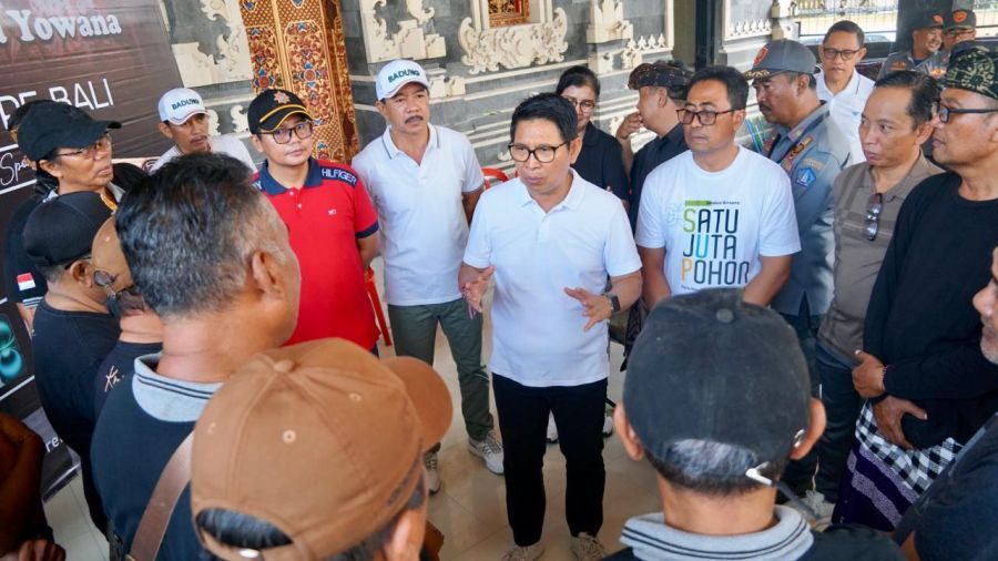 Bupati Badung I Wayan Adi Arnawa meninjau aksi pengelolaan sampah berbasis sumber di Lingkungan Tegal Permai, Kerobokan Kaja, Minggu (8/3/2026). (foto/sukadana)