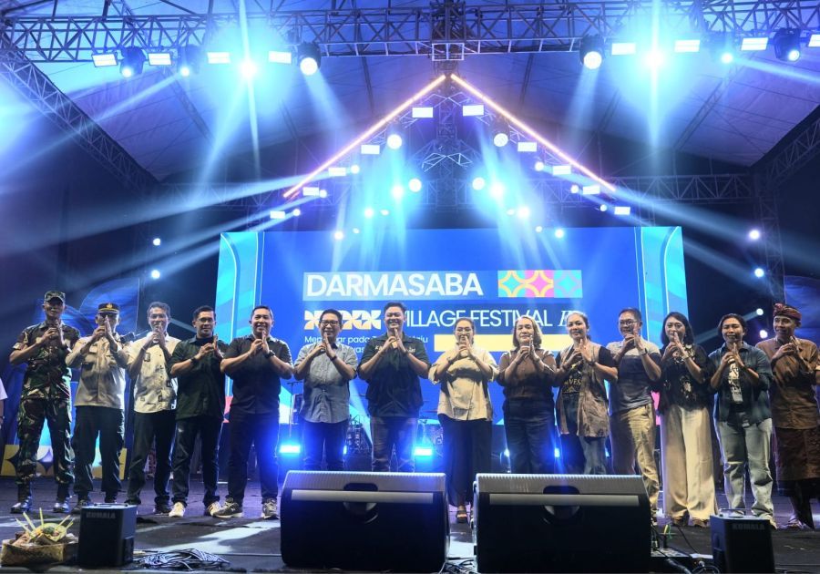 Bupati Badung I Wayan Adi Arnawa menutup rangkaian kegiatan Darmasaba Village Festival (Davest) III Tahun 2026 di Lapangan Umum Desa Darmasaba, Kecamatan Abiansemal, Badung, Bali, Minggu (16/8/2026). (foto/adi)