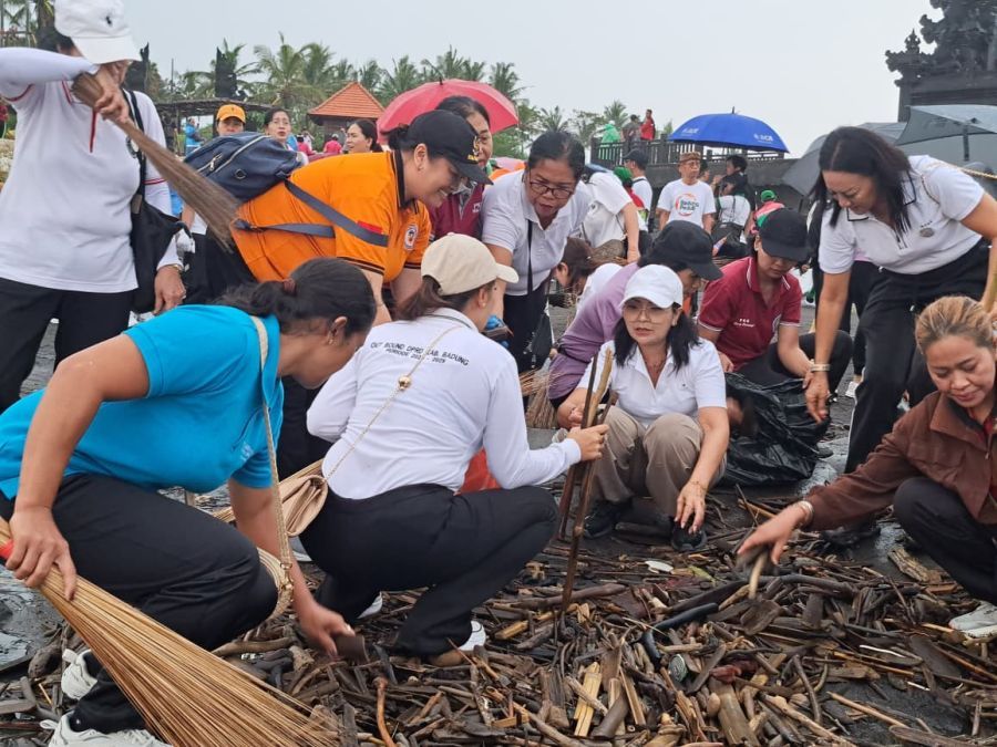 Ketua TP.PKK Badung Rasniathi Adi Arnawa memimpin kegiatan "Badung Peduli Bersih Sampah Sempadan Pantai" di sekitar Pura Gede Luhur Batu Ngaus, Desa Cemagi, Minggu (22/2/2026). (foto/sukadana)
