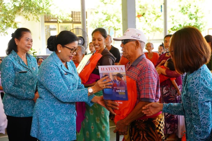 podiumnews.com-Aksi Sosial di Buleleng, Putri Koster Ajak Masyarakat Dukung Pembangunan