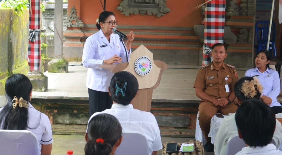Ketua Tim Pembina Posyandu Provinsi Bali, Ibu Putri Koster, saat melaksanakan Aksi Sosial TP Posyandu Provinsi Bali bertajuk Membina dan Berbagi di Kecamatan Kubu dan Kecamatan Abang, Kabupaten Karangasem, Senin (2/3/2026). (Foto/sukadana)