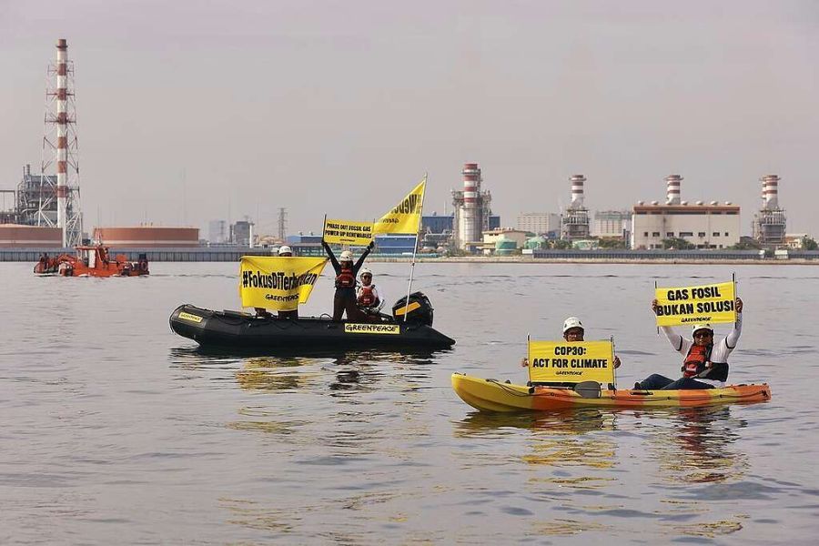 Para aktivis Greenpeace menggelar aksi damai di PLTGU Muara Karang, Jakarta Utara. (Dok/Greenpeace)