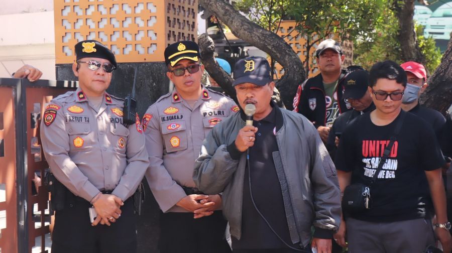 podiumnews.com-Alami PHK, Puluhan Kayawan PT Angkasa Pura Support Demo di Kuta