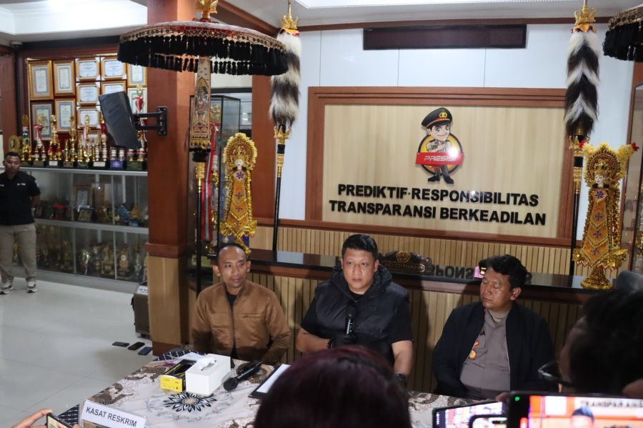 Kapolres Tabanan AKBP I Putu Bayu Pati, S.I.K., M.H. bersama jajaran melakukan jumpa pers terkait kasus amuk massa menyebabkan tewas, kegiatan digelar di Mapolres Tabanan, Minggu (26/7/2026) malam. (foto/hes)