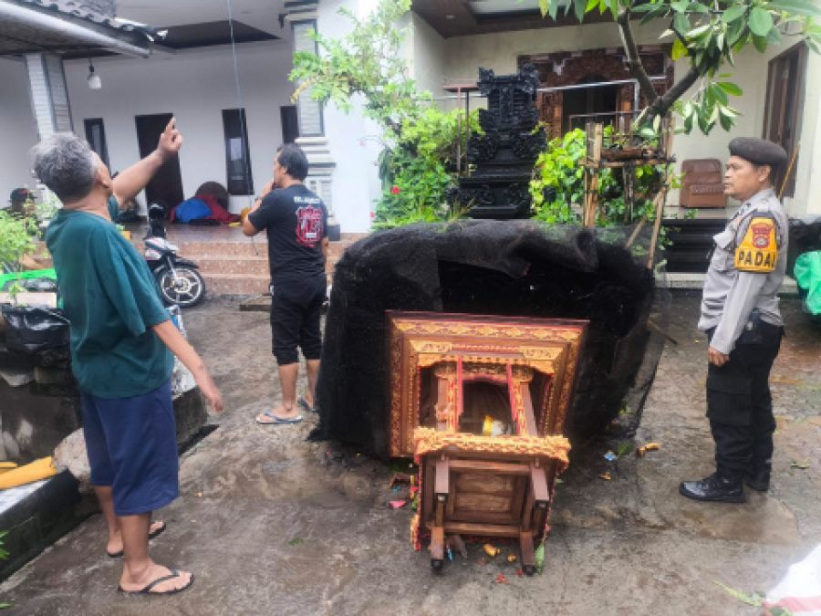 Angin puting beliung disertai hujan deras juga menerjang wilayah Desa Sanur Kauh, Denpasar Selatan, Denpasar, Bali, Rabu (21/1/2026) dini hari. (foto/hes)
