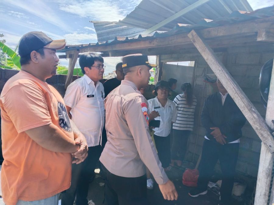 Angin puting beliung mengamuk memporak-porandakan puluhan rumah warga di Jalan Akasia XVI di Lingkungan Buaji Anyar, Kelurahan Kesiman, Denpasar Timur, Denpasar, Bali, Rabu (21/1/2026). (foto/hes)