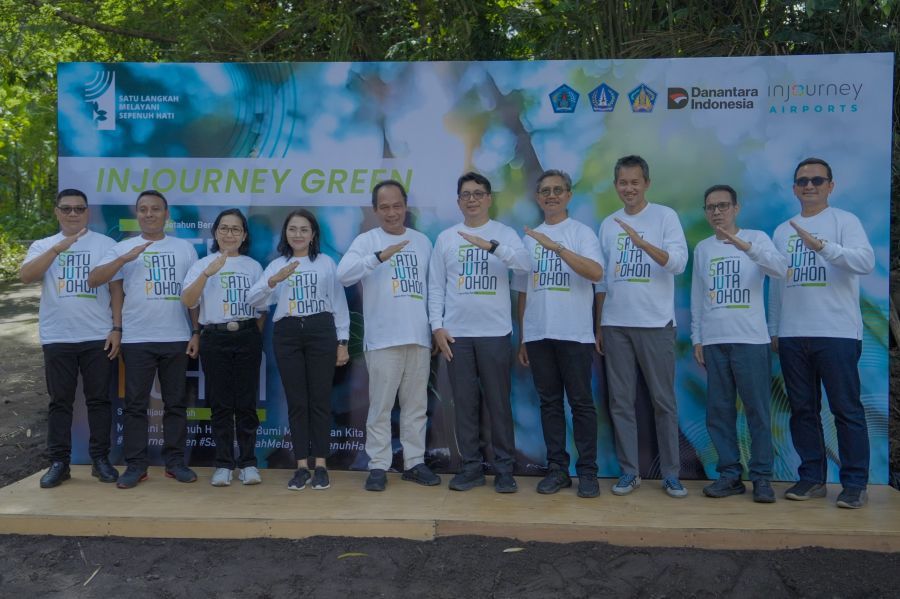 Asisten II Bidang Perekonomian dan Pembangunan Kabupaten Badung IB. Gede Arjana menghadiri seremonial penandatanganan MoU antara In Journey Airports Ngurah Rai dengan Desa Bongkasa Pertiwi di Wantilan Desa Bongkasa Pertiwi, Badung, Bali, Jumat (5/12/2025). (foto/adi)