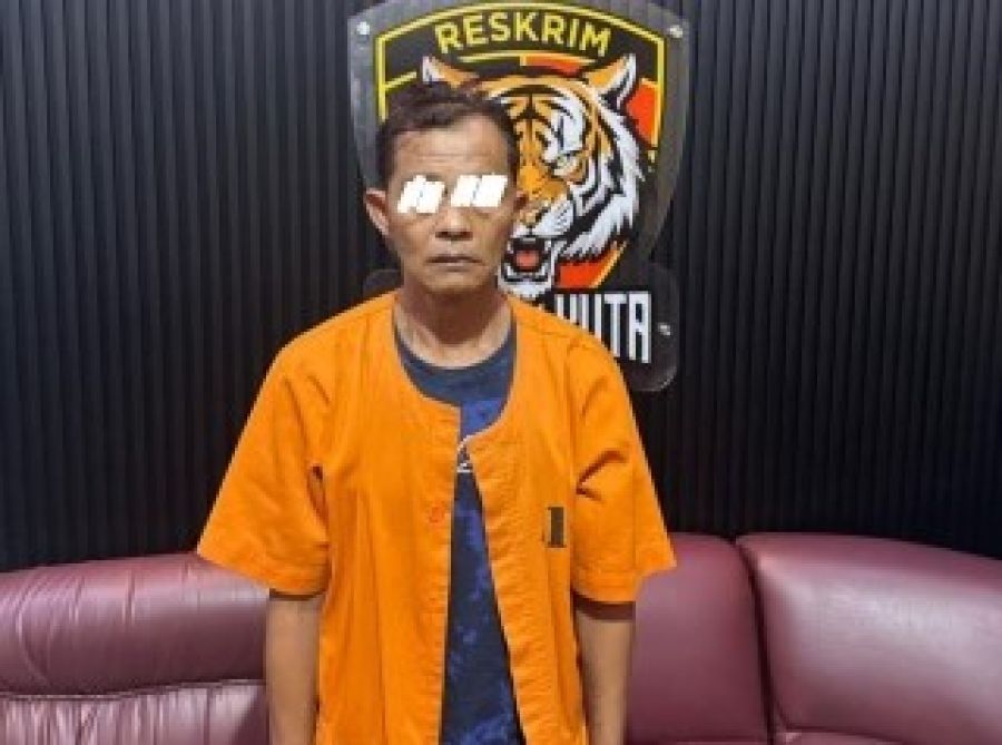 MJ, pria yang melakukan penganiayaan terhadap perempuan di kamar kos di wilayah Kedonganan, Kuta, Badung, Bali, Kamis (11/12/2025). (foto/hes)