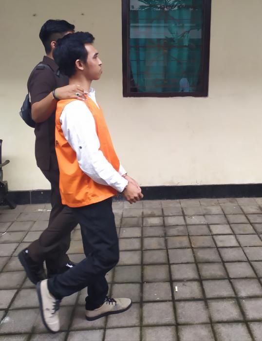 podiumnews.com-Siksa Balita Hingga Patah Tulang, Ari Diadili