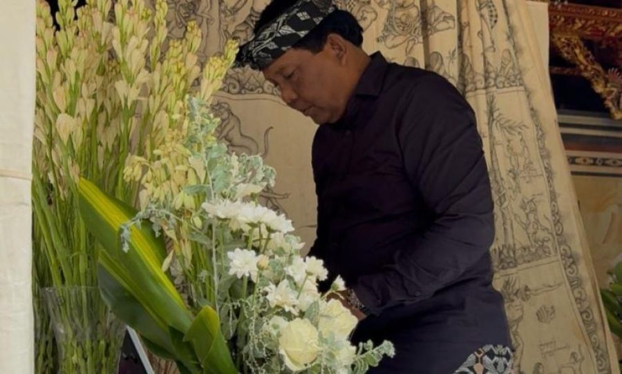 podiumnews.com-Anom Gumanti Tunjukkan Kepemimpinan Empatik di Rumah Duka Kadispar Badung